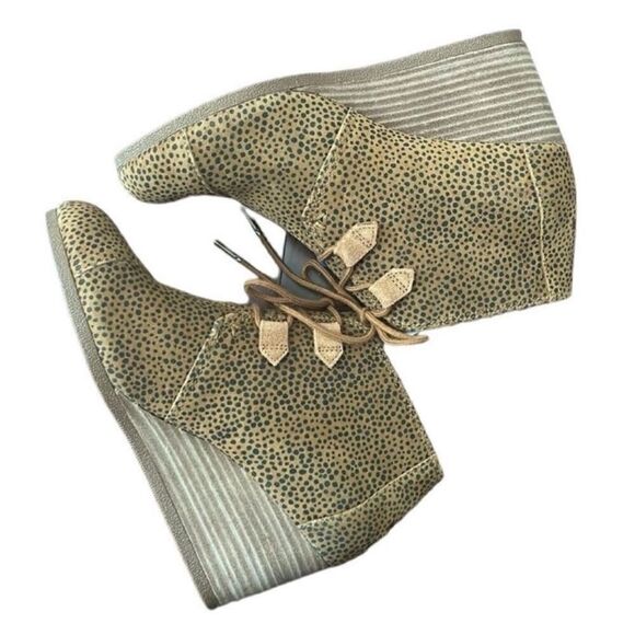 Tom's Cheetah Print Wedge Heel Bootie
Shoes(Size 8.5W) - Picture 6 of 11